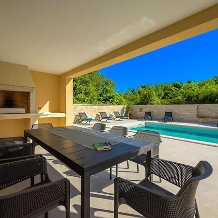 Giulia By Istrialux Manjadvorci